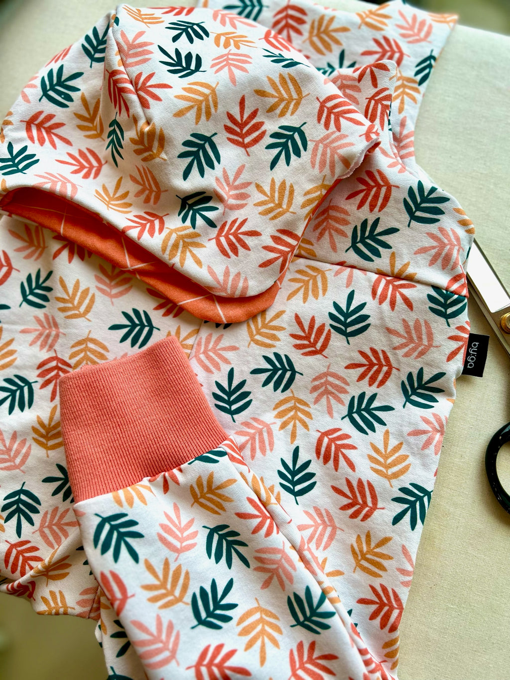 BIO Babyset Latzhose & Mütze Blätter