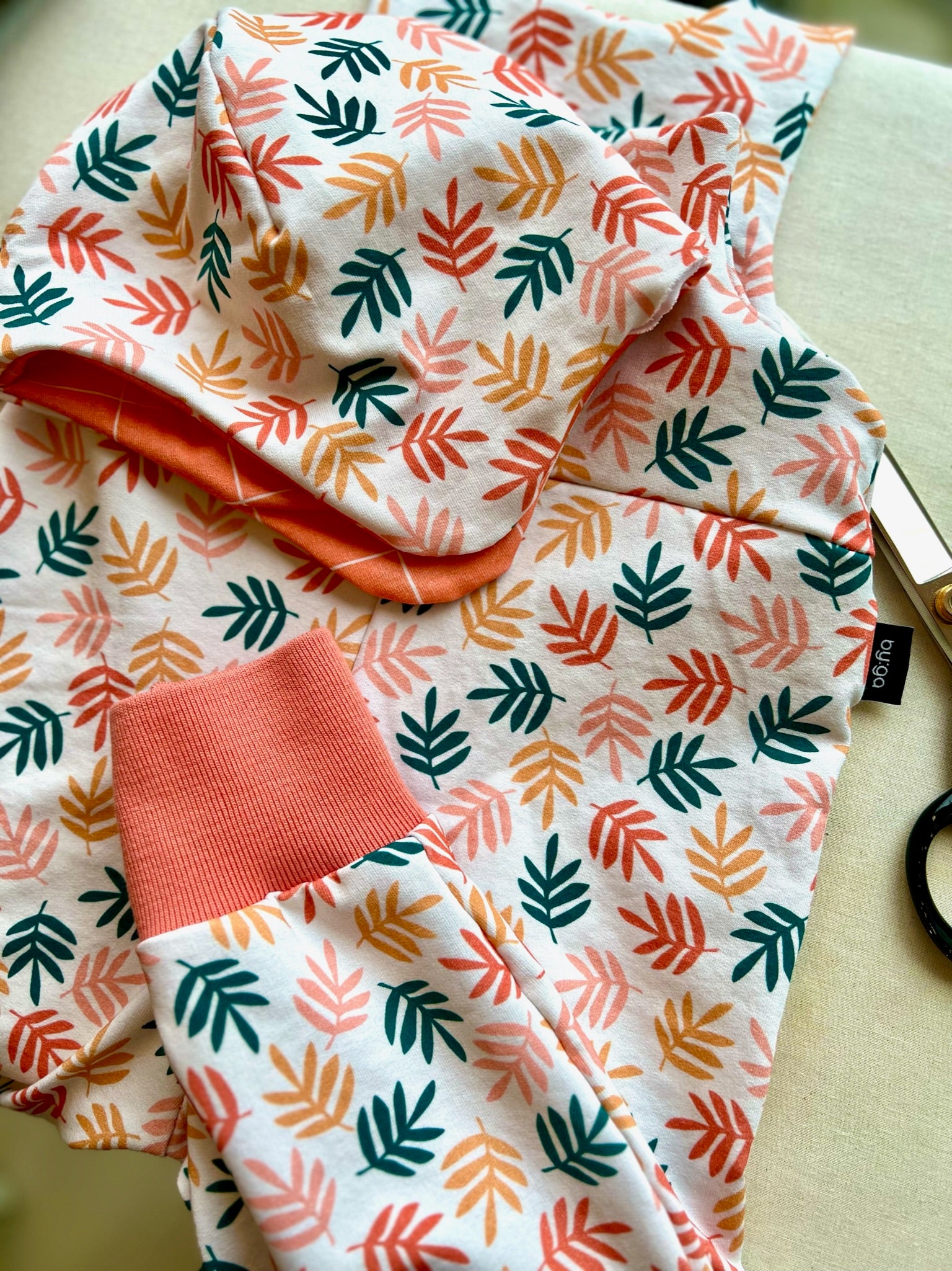BIO Babyset Latzhose & Mütze Blätter